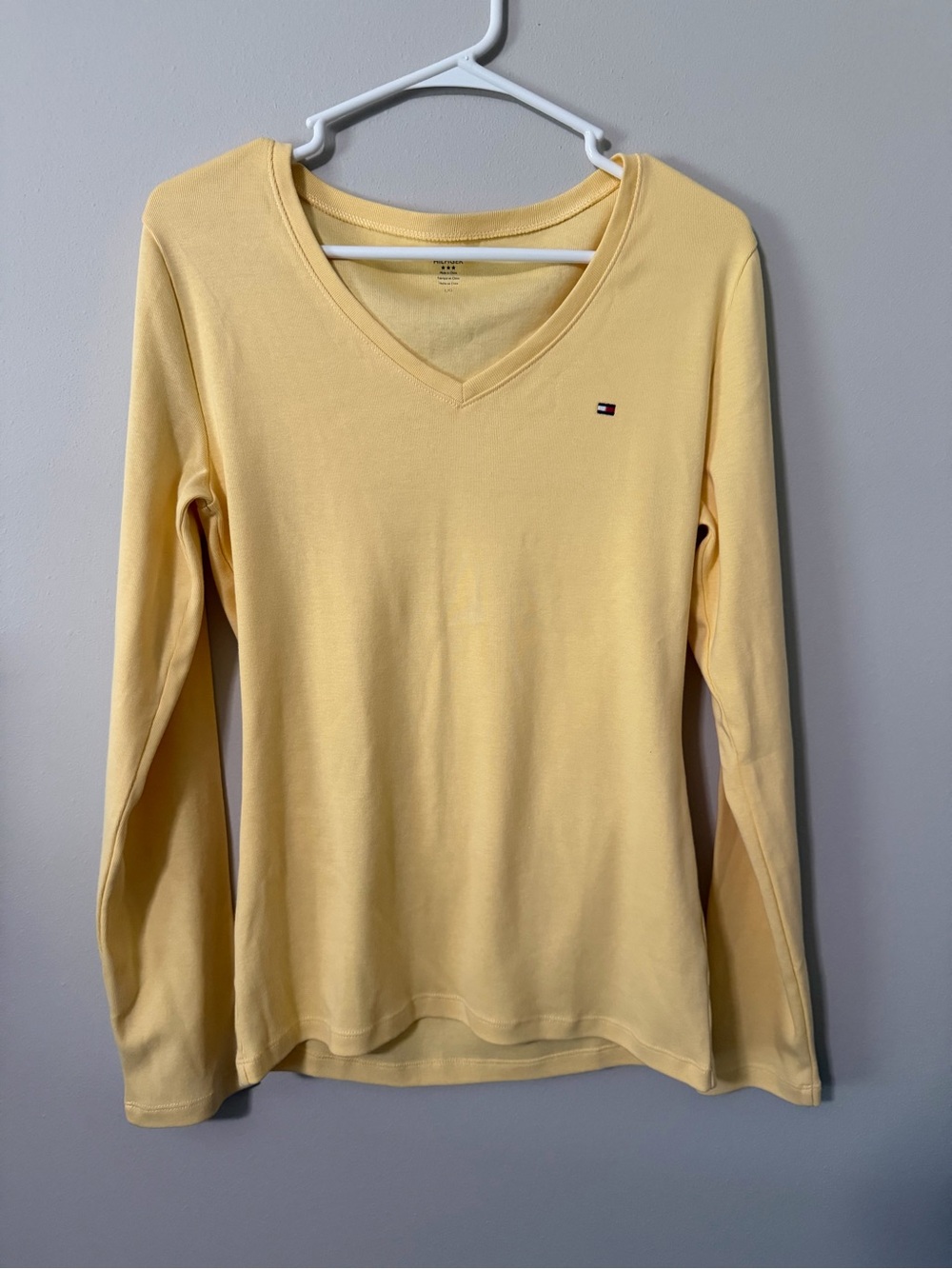 2/$10 Tommy Hilfiger 100% Cotton Yellow V-Neck Long Sleeve Logo Top Women’s L